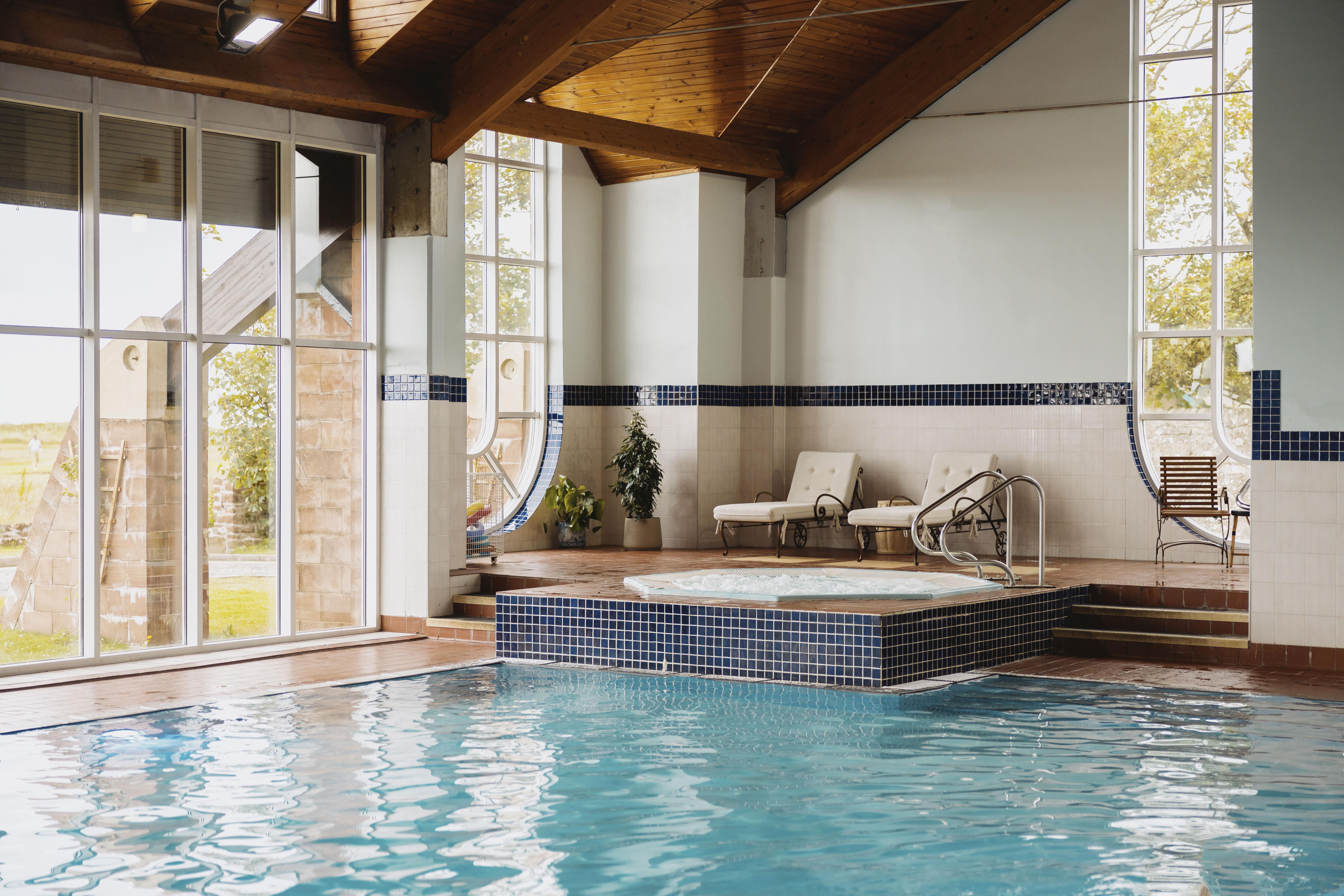 Marine Troon Hotel ภายนอก รูปภาพ The swimming pool at the hotel