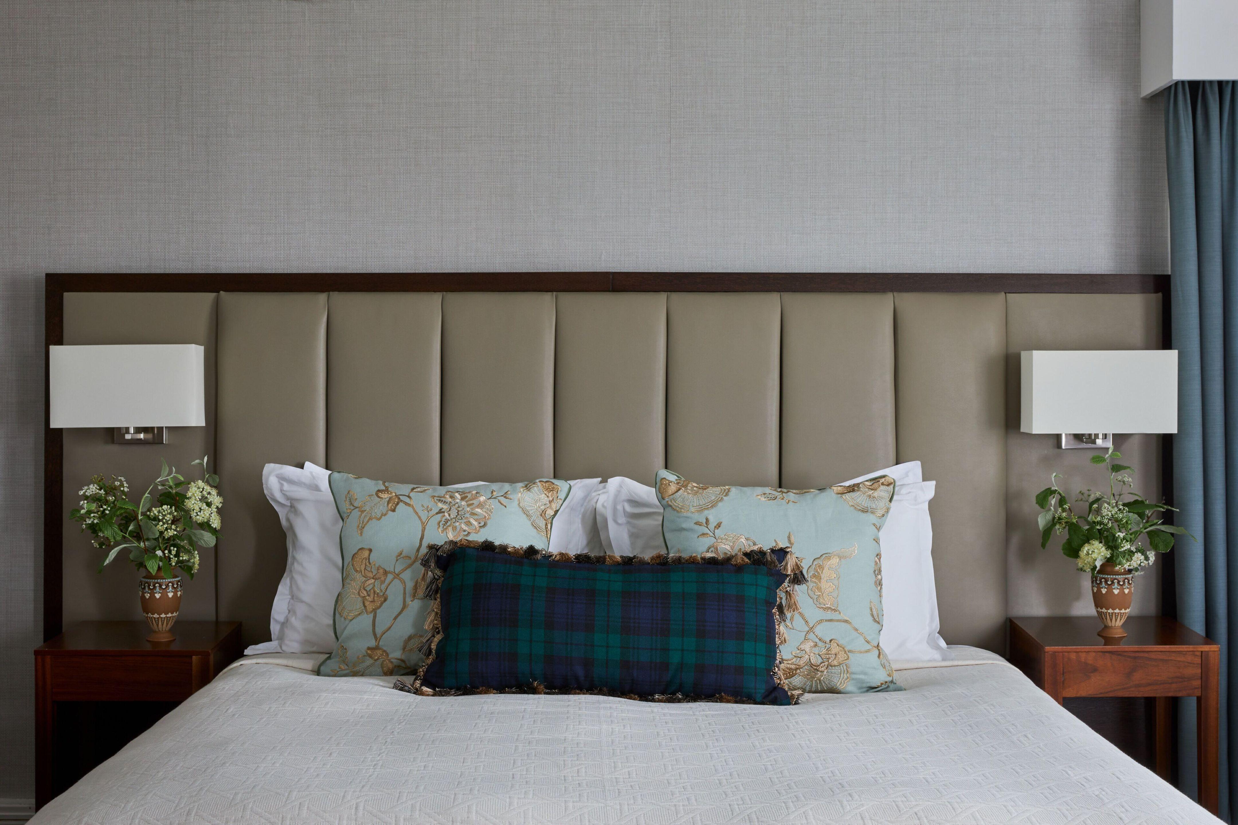Marine Troon Hotel ภายนอก รูปภาพ A bed with a headboard